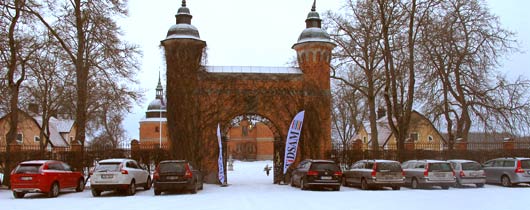 Portalen framför slottet bilar parkerade