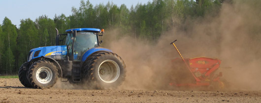 Vårbruk med traktor New Holland och rapidmaskin