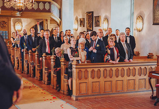 Helgesta kyrka bröllopsfölje i kyrkbänkar