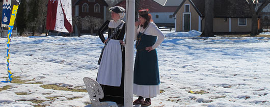 Två medeltidskvinnor vid flaggstången