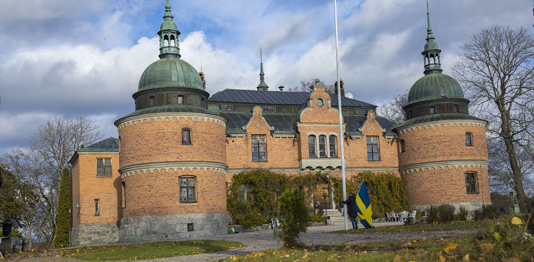 Rockelstad slott, en byggnad i tegel med koppartak och fyra hörntorn