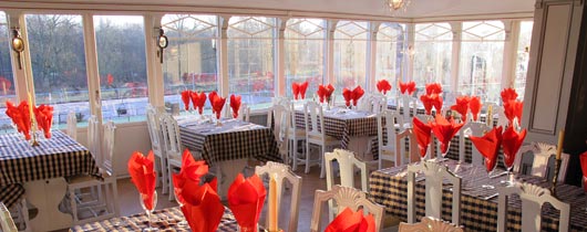 Bord och stolar med röda servetter