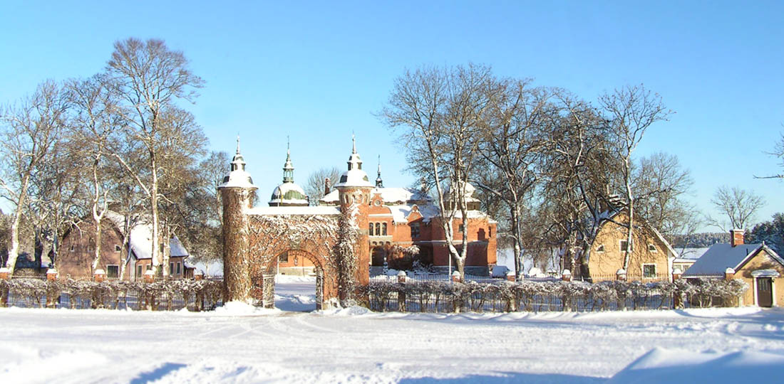 Rockelstad slott  och den stora portalen i vinterskrud