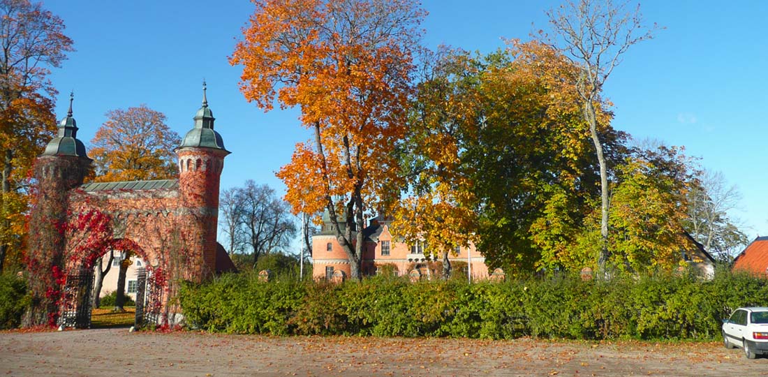 Portal framför slott i höstfärger