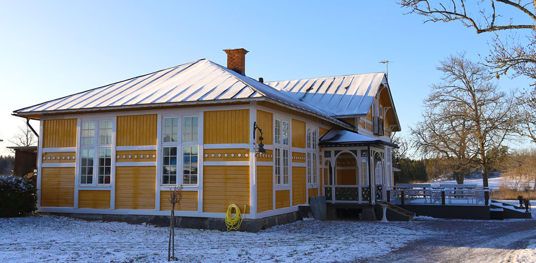 Gula paviljongen vintertid med snö på taket