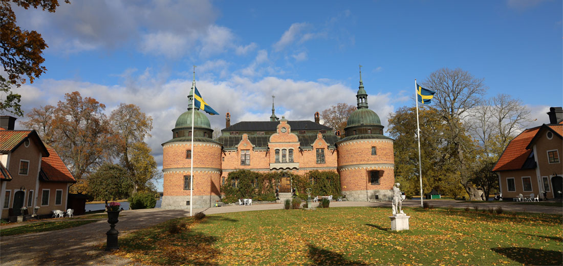 Slottet med svenska flaggor hissade