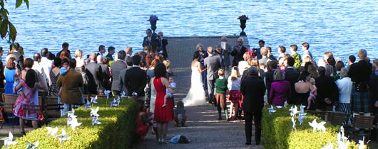 Bröllop vigsel  vid sjön havet stenbrygga