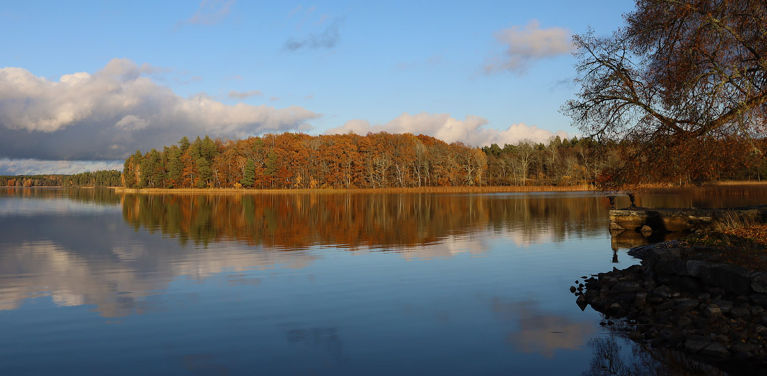 Grevinnans udde i sjön Båven speglar träden med höstfärger